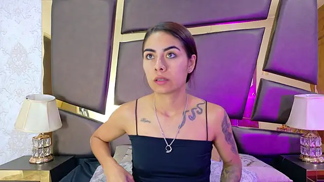 Snapshot of NicoleEsposito chatting on 10-20-25, 01:33 NicoleEsposito online show from 10-20-25, 01:33