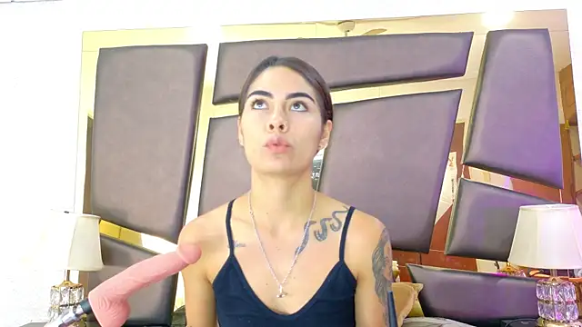 Snapshot of NicoleEsposito chatting on 10-22-25, 01:00 NicoleEsposito online show from 10-22-25, 01:00