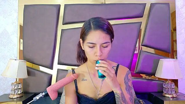 Snapshot of NicoleEsposito chatting on 10-25-25, 01:07 NicoleEsposito online show from 10-25-25, 01:07