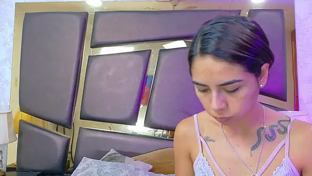 Snapshot of NicoleEsposito chatting on 11-06-25, 12:50 NicoleEsposito online show from 11-06-25, 12:50