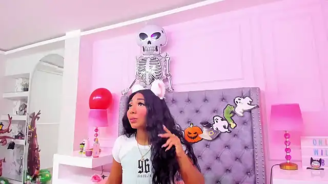 HaileeRoberts online show from 10-19-25, 01:23