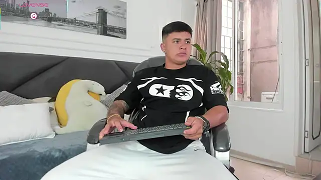 Cristopher strong online show from 05-11-26, 02:01