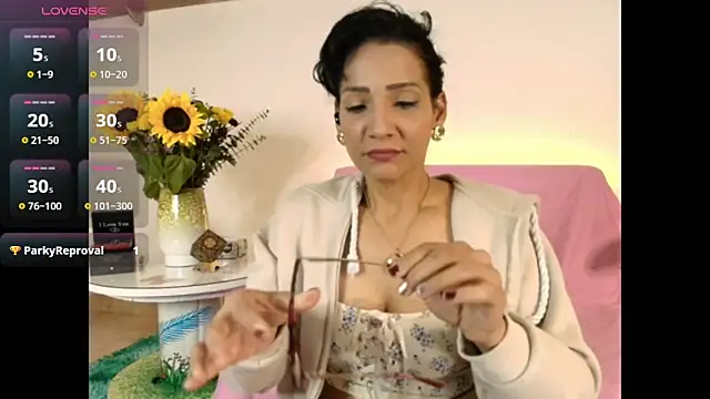 Elliee  online show from 02-18-25, 04:16