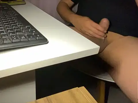 Snapshot of tomazu11 chatting on 11-03-25, 12:57 tomazu11 online show from 11-03-25, 12:57