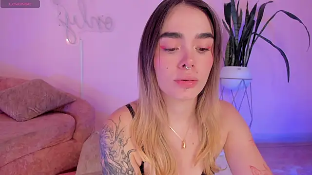 Lucy Vega online show from 11-01-25, 04:36