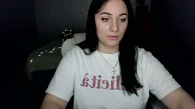 Snapshot of Emelyblum chatting on 01-17-25, 05:42 Emelyblum online show from 01-17-25, 05:42