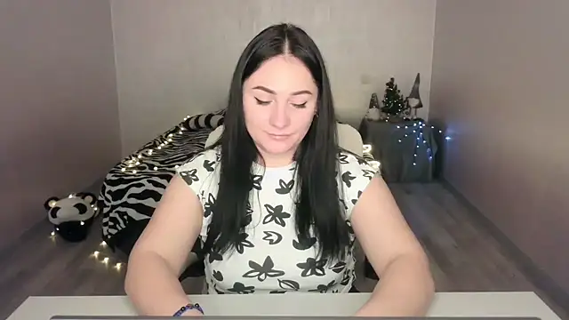 Snapshot of Emelyblum chatting on 01-22-25, 12:27 Emelyblum online show from 01-22-25, 12:27