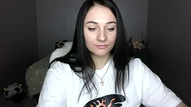 Snapshot of Emelyblum chatting on 03-06-25, 05:03 Emelyblum online show from 03-06-25, 05:03