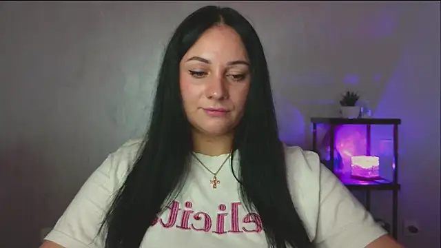 Snapshot of Emelyblum chatting on 09-08-25, 09:58 Emelyblum online show from 09-08-25, 09:58