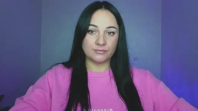 Snapshot of Emelyblum chatting on 09-19-25, 03:56 Emelyblum online show from 09-19-25, 03:56