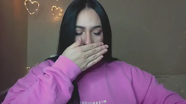 Snapshot of Emelyblum chatting on 10-24-25, 11:01 Emelyblum online show from 10-24-25, 11:01