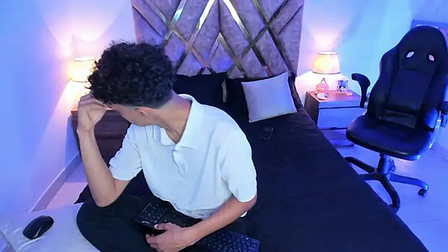 Snapshot of nickolas_moon chatting on 11-16-25, 06:02 nickolas moon online show from 11-16-25, 06:02