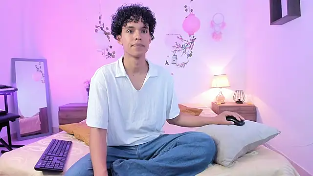 Snapshot of nickolas_moon chatting on 07-19-26, 06:00 nickolas moon online show from 07-19-26, 06:00
