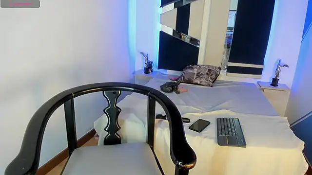 SamanthaFerrer  online show from 12-21-24, 09:04