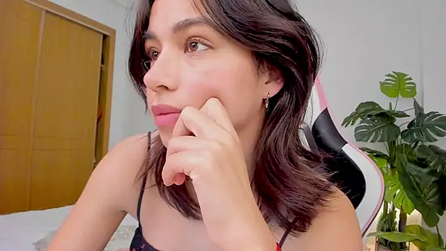 Snapshot of Adriennesexxx chatting on 01-31-25, 02:28 Adriennesexxx online show from 01-31-25, 02:28