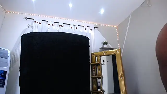 Hillary queen online show from 12-01-24, 04:29
