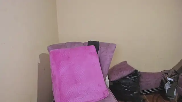 lauraguzman online show from 06-25-26, 03:28