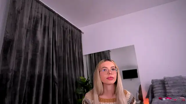 Snapshot of KylieJoyce chatting on 10-15-25, 08:09 KylieJoyce online show from 10-15-25, 08:09