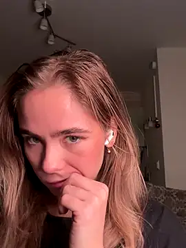 SkyBriii online show from 10-27-25, 03:16