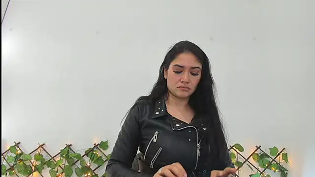 Madeleine  w online show from 03-12-25, 05:17