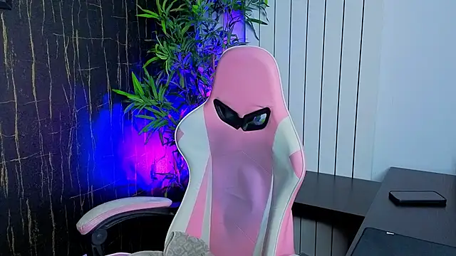 Snapshot of AlyseReuse chatting on 10-08-25, 07:11 AlyseReuse online show from 10-08-25, 07:11