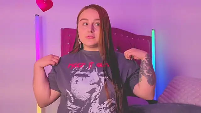 Snapshot of evy_orange1 chatting on 10-14-25, 01:39 evy orange1 online show from 10-14-25, 01:39