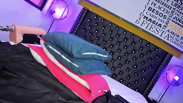 Snapshot of MADISSONLOVE_ chatting on 01-17-25, 03:22 MADISSONLOVE online show from 01-17-25, 03:22