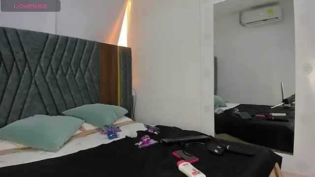 Snapshot of MADISSONLOVE_ chatting on 01-26-25, 12:11 MADISSONLOVE online show from 01-26-25, 12:11