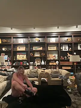 Snapshot of camdanz777 chatting on 10-31-25, 02:01 camdanz777 online show from 10-31-25, 02:01