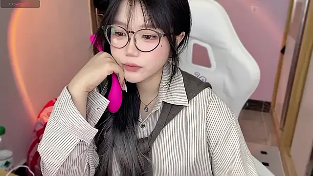 Snapshot of xiSSts chatting on 12-20-24, 04:53 xiSSts online show from 12-20-24, 04:53