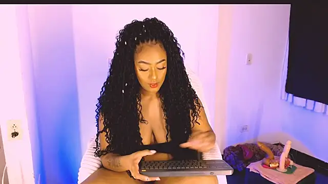 Snapshot of Emily_Williams12 chatting on 09-21-25, 02:13 Emily Williams12 online show from 09-21-25, 02:13