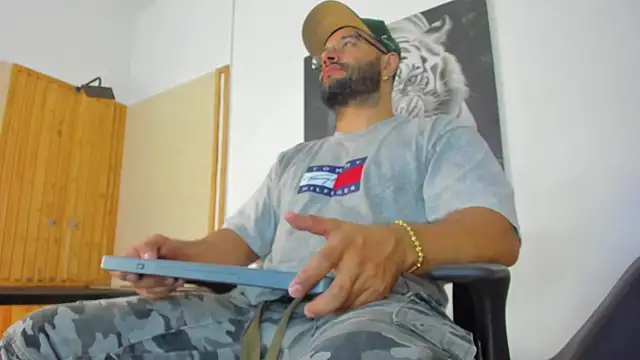 Snapshot of Luke__09 chatting on 10-04-25, 11:41 Luke 09 online show from 10-04-25, 11:41