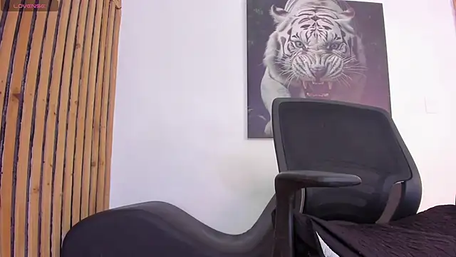 Snapshot of Luke__09 chatting on 10-14-25, 11:33 Luke 09 online show from 10-14-25, 11:33