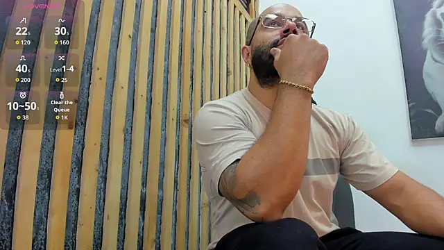 Snapshot of Luke__09 chatting on 10-21-25, 01:01 Luke 09 online show from 10-21-25, 01:01