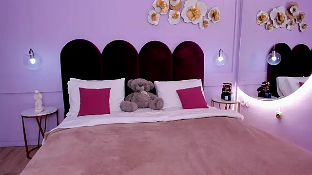 Snapshot of ZaraBloom chatting on 03-18-25, 03:31 ZaraBloom online show from 03-18-25, 03:31