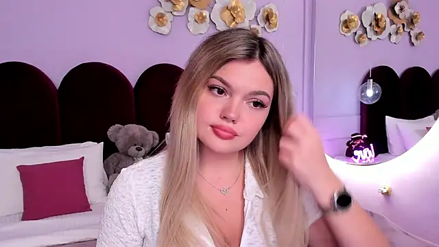 Snapshot of ZaraBloom chatting on 10-06-25, 03:31 ZaraBloom online show from 10-06-25, 03:31