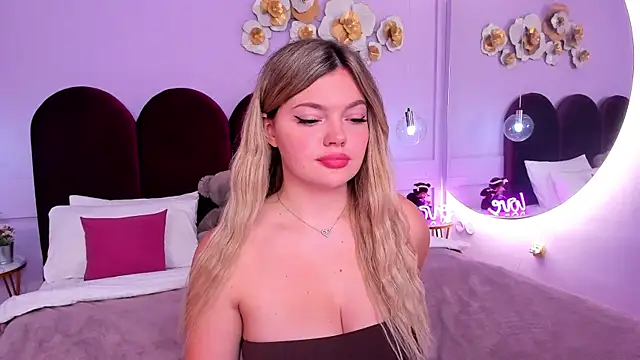 Snapshot of ZaraBloom chatting on 10-15-25, 03:56 ZaraBloom online show from 10-15-25, 03:56