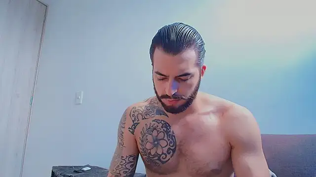 Snapshot of thomas_gun chatting on 05-06-26, 02:11 thomas gun online show from 05-06-26, 02:11