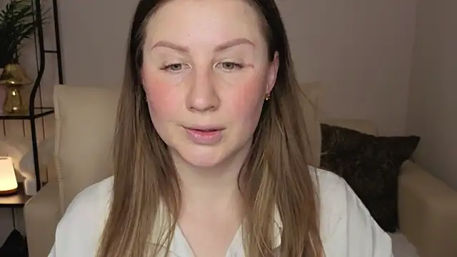 Snapshot of Helens_love chatting on 05-01-26, 01:43 Helens love online show from 05-01-26, 01:43