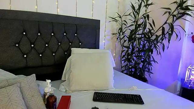 Snapshot of ebony_hot1 chatting on 12-10-24, 02:06 ebony hot1 online show from 12-10-24, 02:06