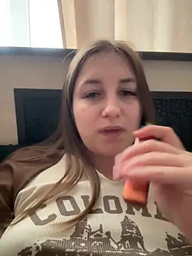 Strawberryyyyik online show from 12-31-24, 06:37