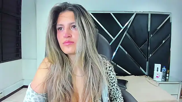 GiaRoussel online show from 09-28-25, 04:01