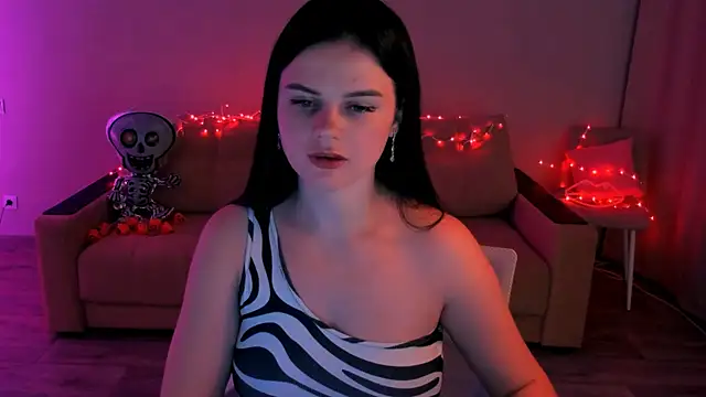 Lora Cain online show from 11-05-25, 03:39