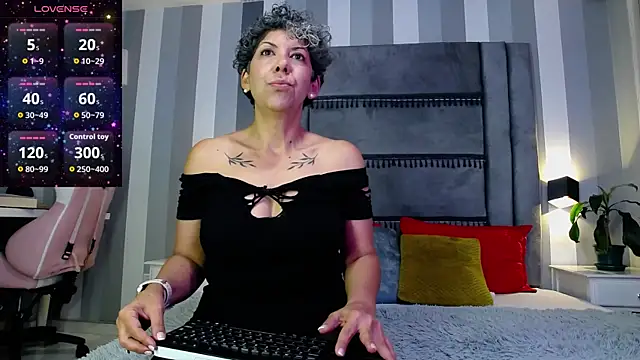 Julianewell online show from 04-30-26, 12:22