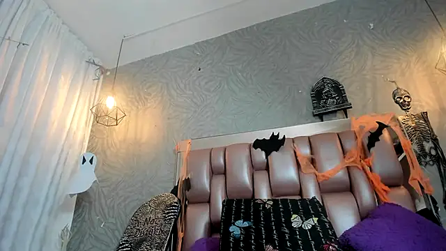 KOURTNEY-- online show from 10-14-25, 01:39