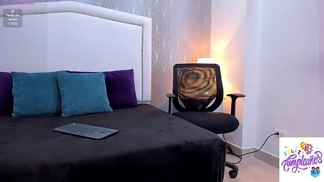 Snapshot of _Peach1_ chatting on 10-07-25, 02:14 Peach1 online show from 10-07-25, 02:14