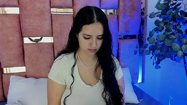 Snapshot of paulette_dupont chatting on 10-19-25, 03:18 paulette dupont online show from 10-19-25, 03:18