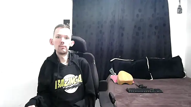 Snapshot of Sophia_and_Thomas chatting on 01-05-25, 08:10 Sophia and Thomas online show from 01-05-25, 08:10