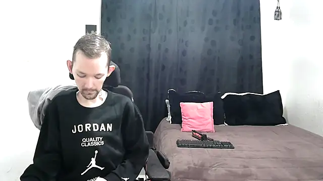 Snapshot of Sophia_and_Thomas chatting on 02-21-25, 09:02 Sophia and Thomas online show from 02-21-25, 09:02