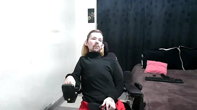 Snapshot of Sophia_and_Thomas chatting on 03-01-25, 09:40 Sophia and Thomas online show from 03-01-25, 09:40